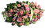 Raquette de fleurs composée d'un assortiment de fleurs rose reposent sur un beau feuillage