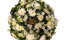 Couronne de fleurs blanches sur une base d'un feuillage vert