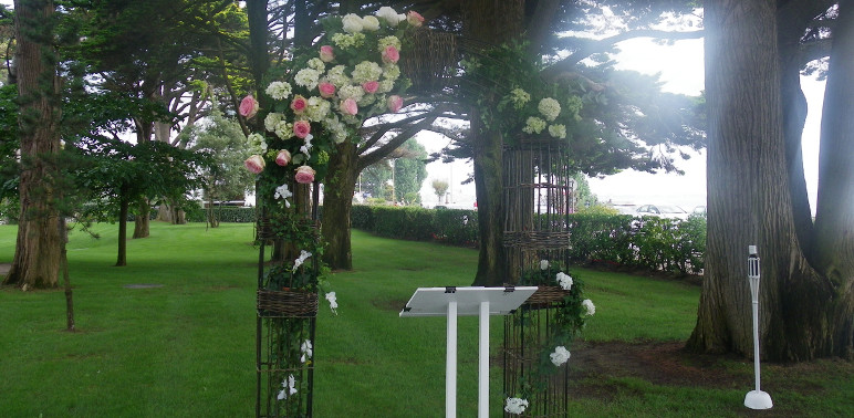 Arche fleurie dans les jardins de l'hôtel Royal à La Baule