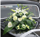 Un décor sur le capot du carrosse des futurs époux réalisé par les fleuristes des mariages