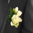 Moderne et élégant ! Une boutonnière de fleurs pour Monsieur